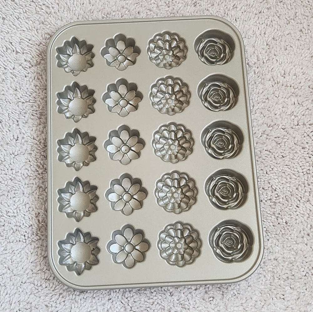 Nordic Ware Petits Fours 2c Pan Mold 20 Small Flowers Cast Aluminum 9x13"